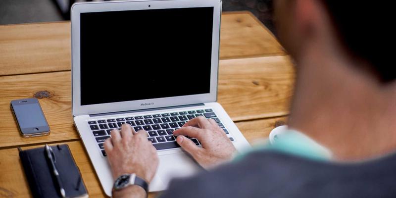 用户体验中的信任构建：如何通过Data Analysis与Market Research赢得User800的忠诚